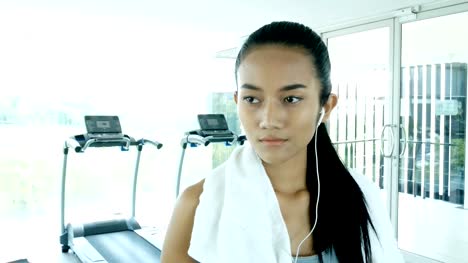 Woman-walking-to-gym.-Asian-woman-Exercise-at-gym.-Sport-and-Reaction-concept.-4k-Resolution.