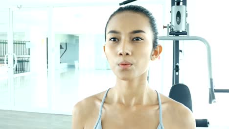Mujer-asiática-joven-deportiva-ejercicio-con-pesas-en-el-gimnasio.-Ejercicio-de-la-mujer-en-el-gimnasio.-Concepto-de-reacción-y-deporte.-4k-resolución.