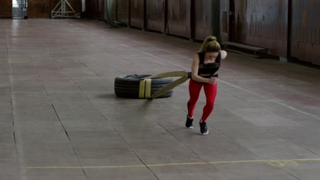Sportswoman-Pulling-Tire
