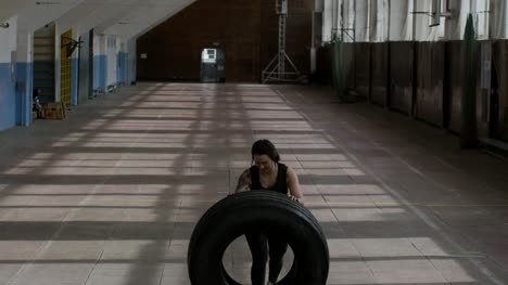 Sportliche-Frau-schob-Reifen