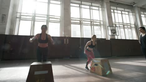 Mujeres-haciendo-ejercicio-de-salto-caja-de-ajuste