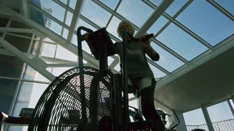 Anciana-en-bicicleta-máquina-de-gimnasio