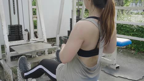 Mujer-asiática-empujando-equipos-de-peso,-lenta