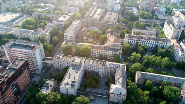 Panoramablick-über-die-Altstadt-in-der-Nähe-des-Flusses,-eine-sowjetische-gebaut-Stadt-in-der-Nähe-des-Flusses-aus-der-Luft