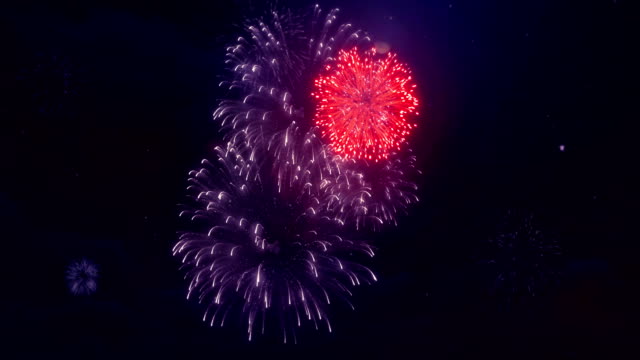 Wunderschönen-Feuerwerk-bunten-am-Star-bewölkten-Nachthimmel-Seamless-Loop-Background-für-Geburtstag,-Jubiläum,-Feier,-Feiertag,-Neujahr,-Party,-Event-und-feiern,-Einladung.