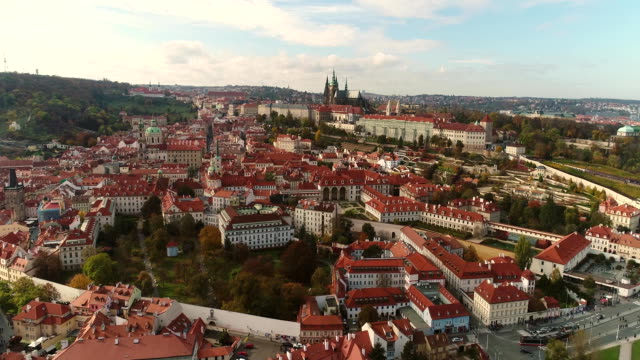 Blick-von-oben-auf-die-Prager-Burg.-Blick-von-oben-auf-das-Stadtbild-Prags.-Altstädter-Ring,-Prag