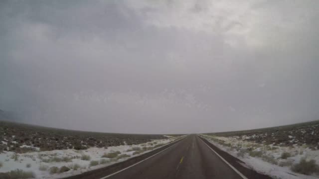 Elevado-lapso-POV-Shot-de-conducción-|-Rural-Nevada,-Estados-Unidos
