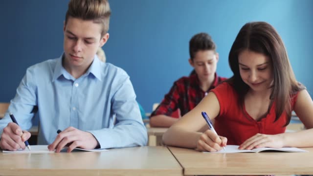 Studierende-mit-Notebooks-Test-in-der-Schule-schreiben