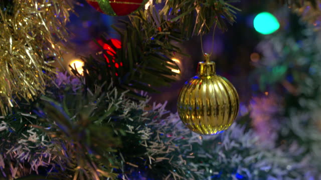 Christmas-Tree-Ornaments-tilt-shot.-4K.-UHD