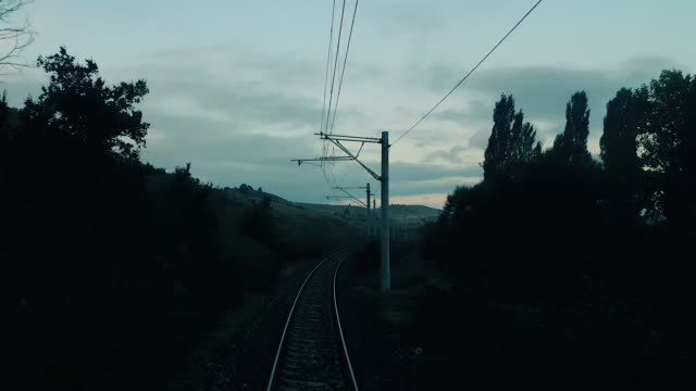 Escena-rural-a-través-de-la-ventana-del-tren-de-pasajero