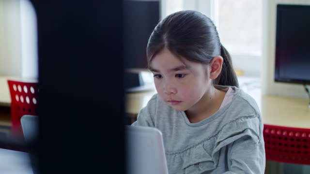 Schulmädchen-mit-Laptop-Computer-arbeiten-konzentriert