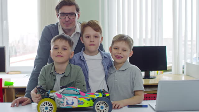 Jungen-posiert-mit-Spielzeug-Auto-Modell