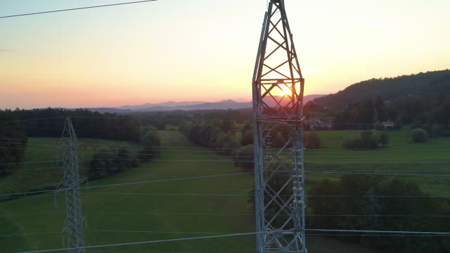 Antenne:-Goldene-Abendsonne-Strahlen-Glanz-auf-dem-Metallrahmen-der-Strom-Turm.
