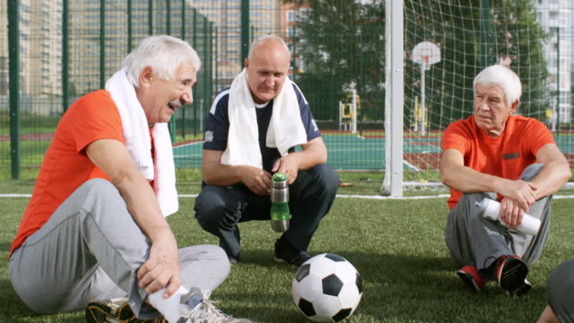 Senioren-Herren-entspannen-nach-Fußballspiel