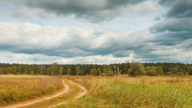 Panorama-Zeitraffer-Herbstlandschaften,-überfliegen-Feld-Regenwolken.