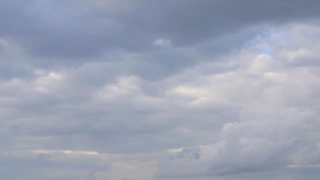 Cielo-cubierto-con-nubes-gris-flotando-en-el-cielo-sombrío.-Cielo-nublado-antes-de-tormenta