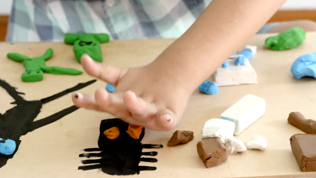 Des-Kindes-Hände-spielen-bunte-Ton-und-Farbe-auf-den-Tisch.-Entwicklung-der-Feinmotorik-der-Finger-und-Kreativität,-Bildung