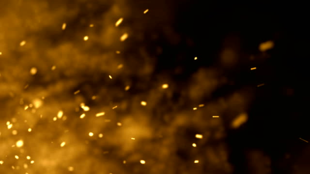 Feuer-Funken-vom-Lagerfeuer-mit-Asche-Aufstieg-auf-schwarzem-Hintergrund,-Gefahr-explosion