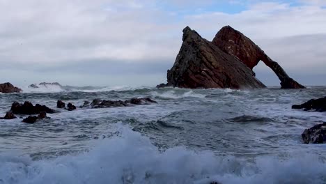grobe-stürmischen-Wellen-gegen-ein-Meer-Felsen-Stack-in-Schottland-während-einer-stürmischen-Herbstnachmittag.