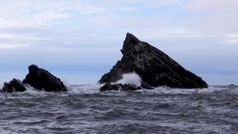 grobe-stürmischen-Wellen-gegen-ein-Meer-Felsen-Stack-in-Schottland-während-einer-stürmischen-Herbstnachmittag.