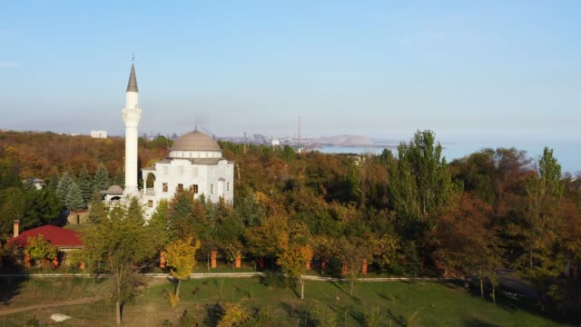 La-construcción-de-una-mezquita-entre-árboles-de-otoño