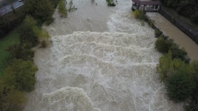 Drohne-Luftaufnahme-des-Flusses-Serio-geschwollen-nach-starken-Regenfällen.-Provinz-von-Bergamo,-Italien