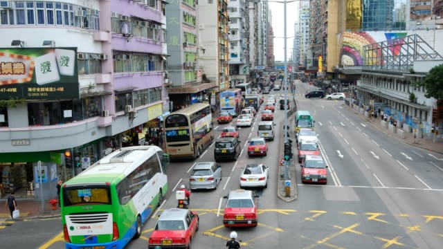 Hohen-Verkehrsaufkommens-im-Bezirk-Mongkok-in-Hongkong