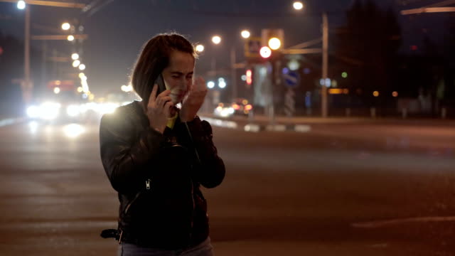 Aufgeregt,-junge-Mädchen-am-Telefon-sprechen-und-Weinen-in-der-Nacht-Stadt