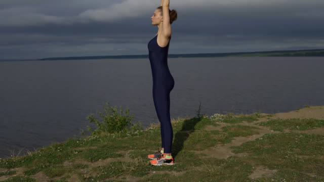 Yoga-woman-in-sportswear,-energy-concentration