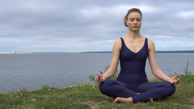 Hübsche-Frau-im-klassischen-Yoga-Pose,-Energiekonzentration