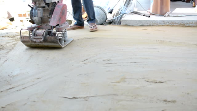 Worker-nutzen-Verdichterplatten-Dichtungen-den-Basis-sand