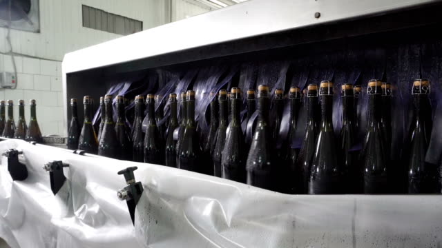 Tendedero-para-botellas-y-embotellado-de-transportador-de-champagne-en-la-fábrica