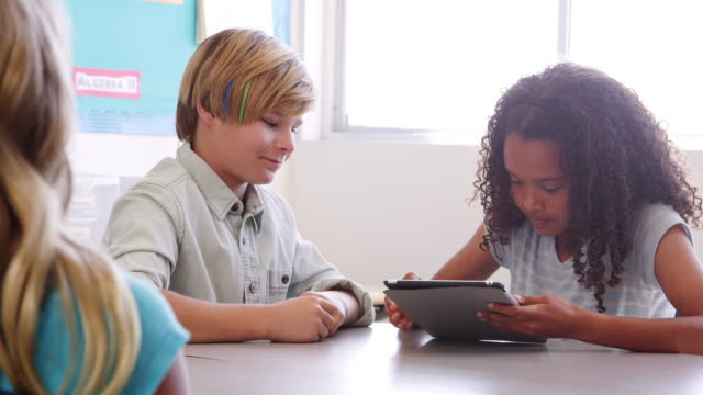Zwei-Schüler-teilen-tablet-Computer-im-Unterricht-in-der-Schule