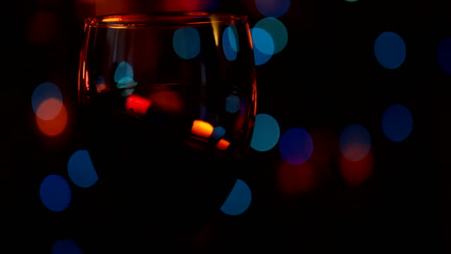 Rotwein-mit-Weihnachtsbeleuchtung