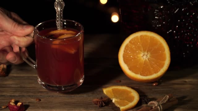 Close-up-of-mulled-wine-with-orange