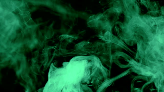 flujo-de-humo-verde-o-de-vapor-sobre-un-fondo-negro