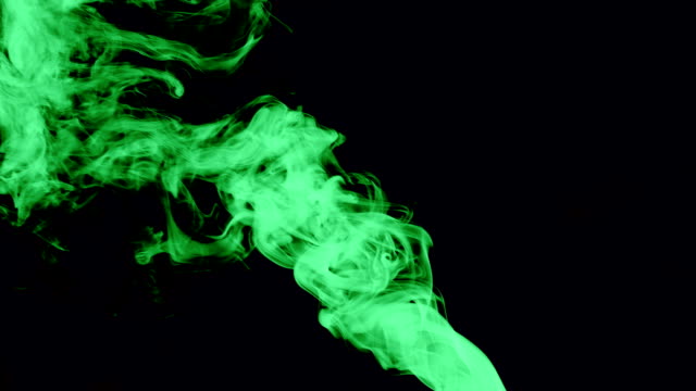 grüner-Rauch-isoliert-auf-Bildschirm-dunkel
