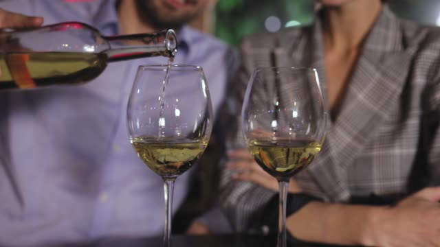 Schönes-paar-auf-romantisches-Date-trinken-Wein-im-Restaurant
