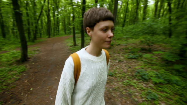 Wanderer-Frau-mit-Rucksack-im-Wald-spazieren.