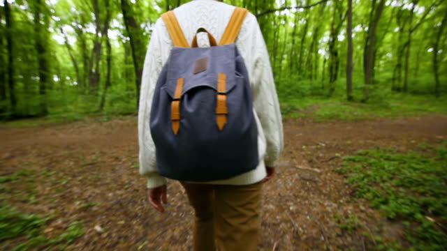 Mujer-de-excursionista-con-mochila,-caminar-en-el-bosque.