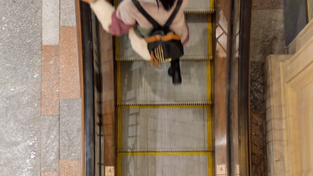 Escalator-in-the-mall-close-up.
