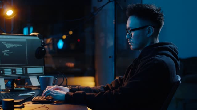 Hacker-nutzen-Computer-für-Cyber-Angriff-in-der-Nacht