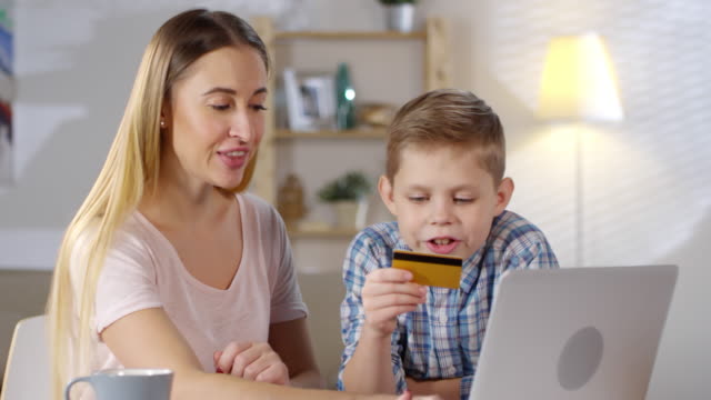Mutter-und-Sohn,-die-Online-Zahlung-machen