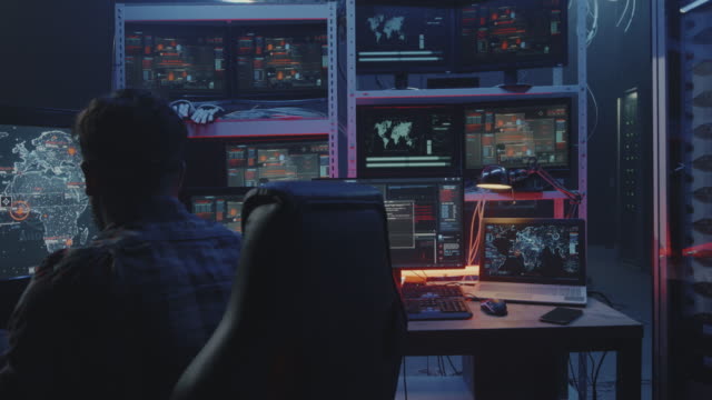 Hacker-beobachten-mehrere-Monitore