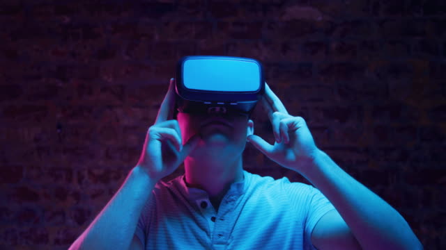 Mann-trägt-VR-Headset