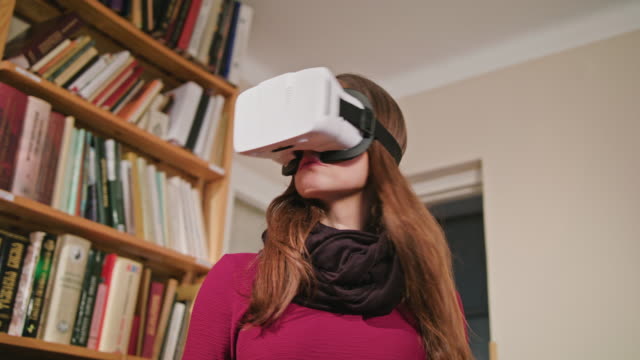 Mujer-joven-en-gafas-de-realidad-Virtual