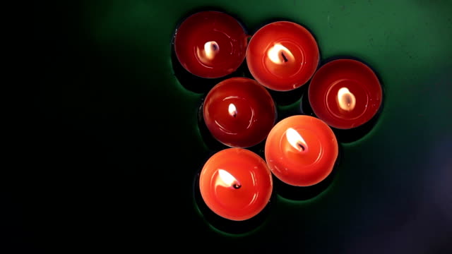 Dekorative-Kerzen,-die-im-Wasser-schweben