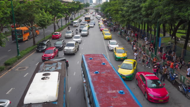Time-lapse-of-heavy-traffic-with-people-on-the-street