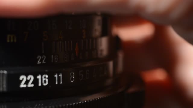 Lens-comes-into-focus-in-real-time-without-sound