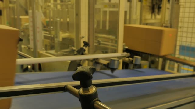 Karton-Faltschachteln-auf-einem-Förderband-in-eine-Reis-Fabrik-–-4K